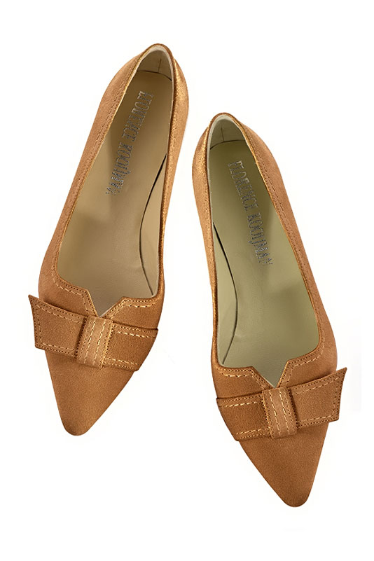 Camel beige women's dress pumps, with a knot on the front. Tapered toe. Low flare heels. Top view - Florence KOOIJMAN